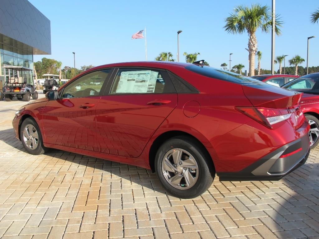 2025 Hyundai ELANTRA SE