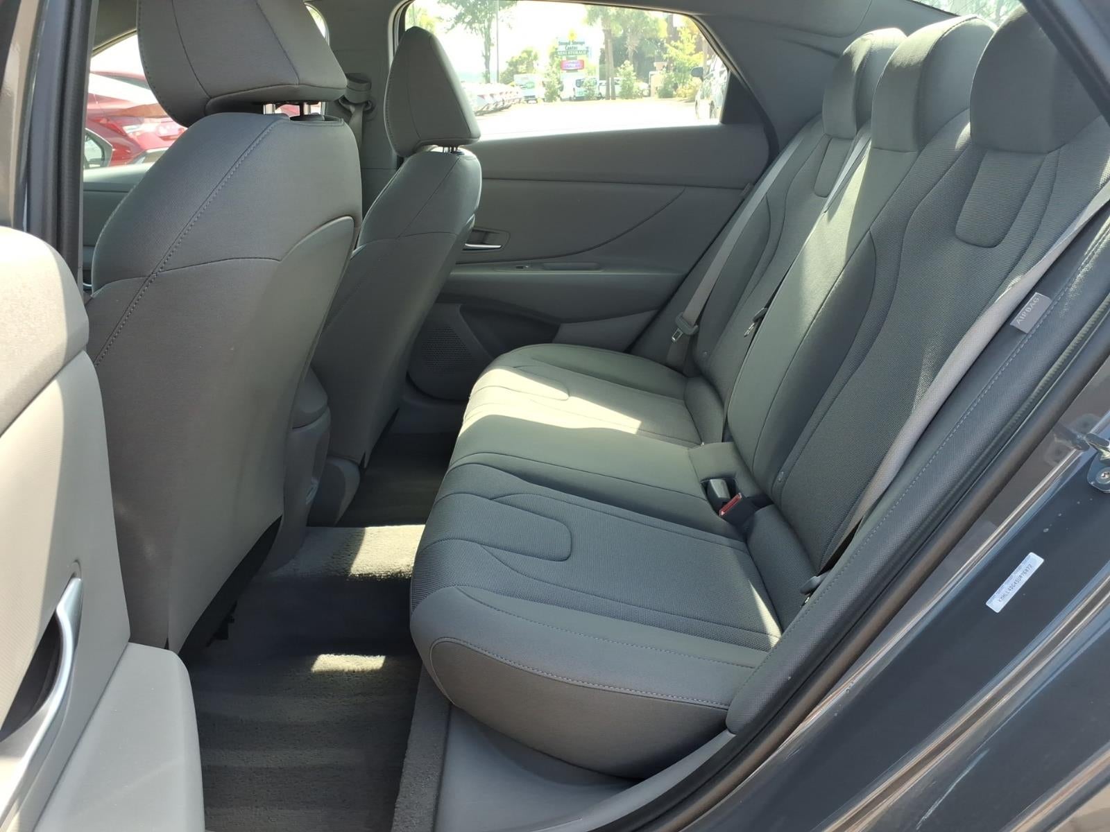 2025 Hyundai ELANTRA SE
