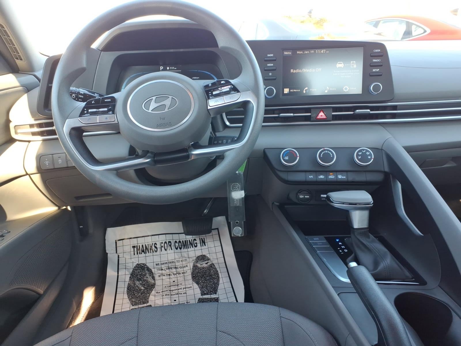 2025 Hyundai ELANTRA SE